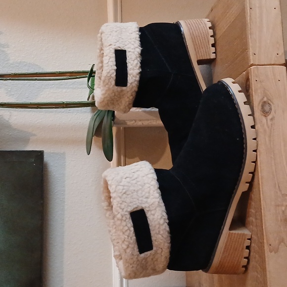 NWOT Women's Black And Cream Faux Suede Sherpa Foldover Boots. Size 9 - Picture 3 of 17